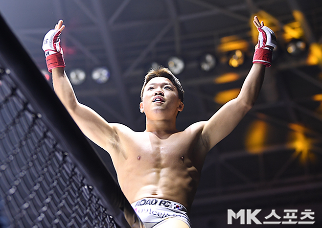 가수 겸 종합격투기 파이터 이정현이 2021년 9월 강원특별자치도 원주종합체육관 로드FC 59 플라이급 경기에서 TKO승을 거둔 후 기뻐하고 있다. 사진=천정환 기자
