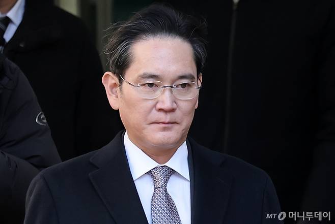 이재용 삼성전자 회장이 지난달 3일 오후 서울 서초구 서울고등법원에서 열린 '경영권 불법 승계' 의혹 자본시장과금융투자업에관한법률위반등 항소심 선고공판에서 무죄를 선고받은 후 법정을 나서고 있다. /사진=뉴스1