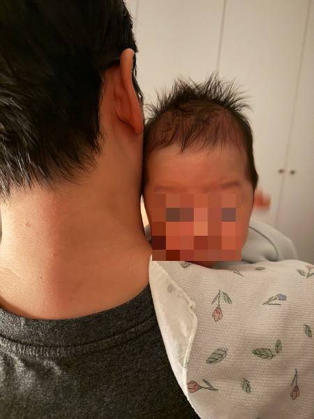 걸음이 느려서 천천히 오는 거라고, 쉬이 찾아오지 않던 아가를 기다리며 들었던 위로들. 간절한 기다림 끝에 찾아와준 첫 아가, 아들 '떵님이(애칭)'. 막상 시작된 육아는 삶에서 겪어본 것 중 가장 힘든 일에 속했다. 그걸 쉬이 털어놓고 꺼내놓는 것도 어쩐지 미안해서 더 힘들었다. 새벽 수유 후 트림시키는 기자와, 그럴 생각이 별로 없는 떵님이./사진=떵님이 엄마, 남형도 기자 아내