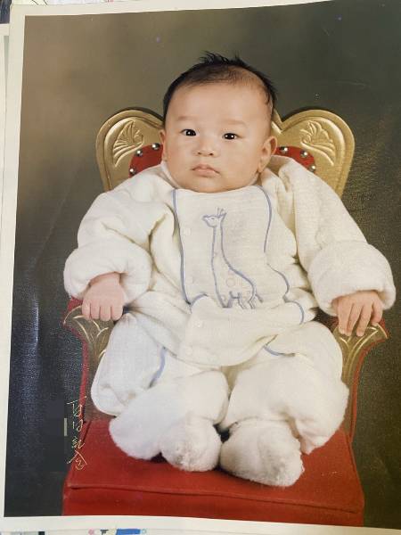 그 시절 젊었을 엄마의 아기였던, 백일 사진 속 내 모습. 동분서주하며 불안해하고 긴장했을, 차마 몰랐던 시간들을 이제야 짐작하고 있다./사진=연락 좀 자주 해야겠다 다짐하는 남형도 기자