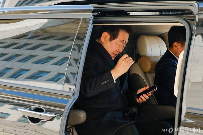 (서울=뉴스1) 안은나 기자 = 암살 위협설로 인해 방탄복을 입은 이재명 더불어민주당 대표가 19일 서울 여의도 국회에서 비공개 최고위원회의를 마친 후 이동하고 있다. 2025.3.19/뉴스1  Copyright (C) 뉴스1. All rights reserved. 무단 전재 및 재배포,  AI학습 이용 금지. /사진=(서울=뉴스1) 안은나 기자