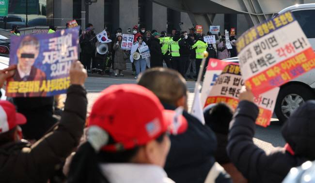 도로 하나 놓고 탄핵 찬반집회… 19일 오전 서울 종로구 헌법재판소 앞 도로를 사이에 두고 탄핵 촉구 집회와 탄핵 반대 집회가 각각 열리고 있다. 박윤슬 기자