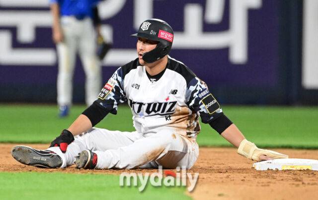 2024년 6월 28일 경기도 수원 KT위즈파크에서 '2024 신한 SOL Bank KBO리그' 삼성 라이온즈와 KT 위즈의 경기가 열렸다. KT 2루 주자 황재균이 9회말 김상수 타석 때 삼성 강민호 포수의 견제에 간발의 차로 세이프가 된 뒤 숨을 고르고 있다./마이데일리