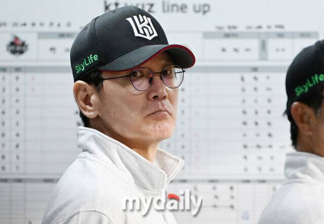 kt 이강철 감독이 8일 오후 경기도 수원시 조원동 수원kt위즈파크에서 진행된 '2024 프로야구 KBO리그 포스트시즌' 준플레이오프 3차전 kt위즈와 LG트윈스의 경기를 지켜보고 있다./마이데일리