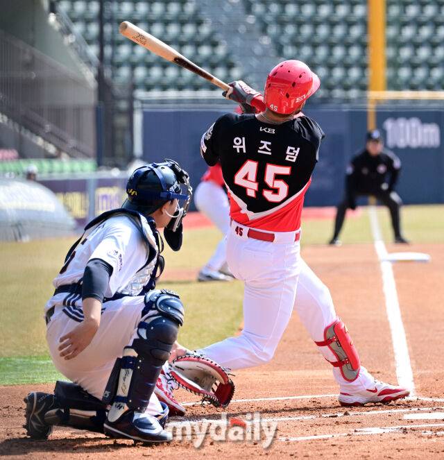 2025년 3월 14일 오후 서울 잠실야구장에서 2025 신한 SOL뱅크 KBO 리그 시범경기 KIA 타이거즈와 두산 베어스의 경기가 열렸다. KIA 위즈덤이 1회초 1사 3루서 2점 홈런을 치고 있다./잠실=유진형 기자 zolong@mydaily.co.kr