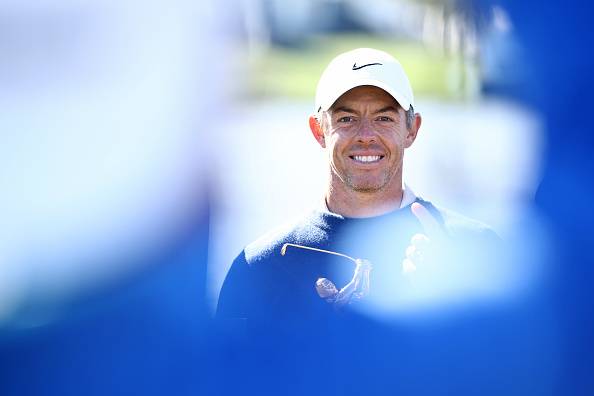 로리 매킬로이가 플레이어스 챔피언십 우승 트로피를 안고 환하게 웃고 있다.  [게티이미지]