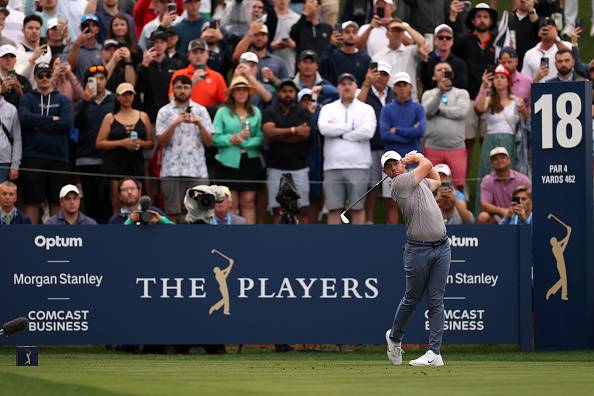 로리 매킬로이가 17일(한국시간) 플레이어스 챔피언십 4라운드 18번홀에서 티샷을 하는 모습  [게티이미지]