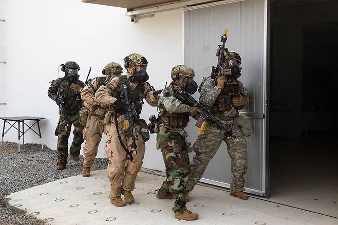 제17보병사단은 2025년 FS/TIGER의 일환으로 16일부터 5일간, 인천 일대 및 경기도 파주 무건리훈련장에서 ‘한미연합 전투지휘훈련’을 실시했다. 17사단은 전군 유일 사단급 한미연합 전투지휘훈련을 실시하는 부대이다. 이번 훈련에는 한미 양국군 장병 1,200여 명이 참가하였으며, 전투지휘훈련과 야외기동훈련(CWMD 및 공중기동)을 연계하여 실시해 훈련의 실전성을 높였다. 사진은 CWMD-TF 장병들이 의심시설 출입문을 확보하고 내부로 진입할 준비를 하고 있는 모습이다. [육군 제공]