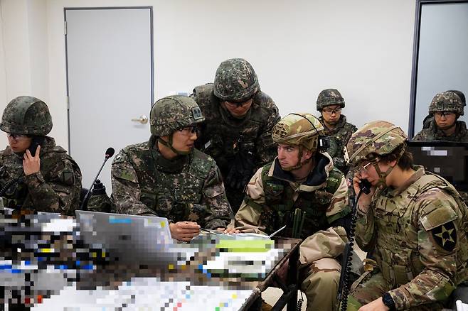 제17보병사단은 2025년 FS/TIGER의 일환으로 16일부터 5일간, 인천 일대 및 경기도 파주 무건리훈련장에서 ‘한미연합 전투지휘훈련’을 실시했다. 17사단은 전군 유일 사단급 한미연합 전투지휘훈련을 실시하는 부대이다. 이번 훈련에는 한미 양국군 장병 1,200여 명이 참가하였으며, 전투지휘훈련과 야외기동훈련(CWMD 및 공중기동)을 연계하여 실시해 훈련의 실전성을 높였다. 사진은 CWMD훈련에 참가한 한미 장병들이 의심시설 내부로 진입할 계획을 수립하고 있는 모습이다. [육군 제공]