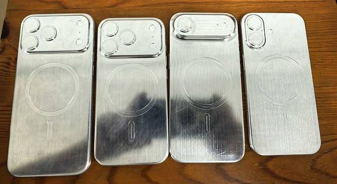 [서울=뉴시스] 아이폰17 시리즈 모형. 왼쪽부터 아이폰17 프로 맥스, 아이폰17 프로, 아이폰17 에어, 아이폰17. (출처=소니 딕슨 X) 2025.03.18. photo@newsis.com *재판매 및 DB 금지