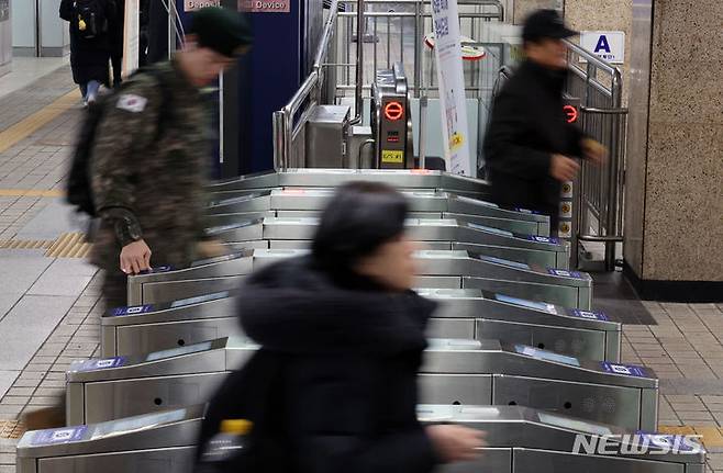 [서울=뉴시스] 조성우 기자 = 지난 1월9일 오전 서울 중구 서울역에서 시민들이 개찰구를 오가고 있다. 2024.01.09. xconfind@newsis.com