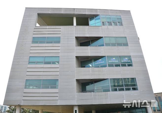 [청주=뉴시스] 서주영 기자 = 석면이 함유된 충북종합사회복지센터 외벽 2025.03.19. juyeong@newsis.com *재판매 및 DB 금지