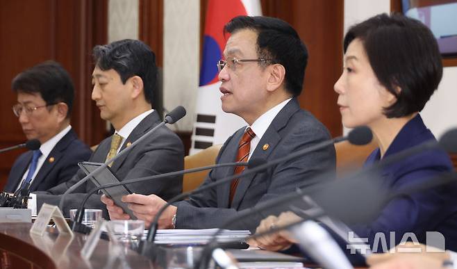 [서울=뉴시스] 최진석 기자 = 최상목 대통령 권한대행 부총리 겸 기획재정부 장관이 19일 정부서울청사에서 열린 국정현안관계장관회의 겸 경제관계장관회의 겸 산업경쟁력강화관계장관 회의에서 발언하고 있다. (대통령실통신사진기자단) 2025.03.19. myjs@newsis.com
