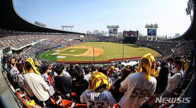 [서울=뉴시스] 김근수 기자 = 지난해 3월23일 서울 송파구 잠실야구장에서 열린 2024 신한은행 SOL KBO리그 LG트윈스 대 한화이글스의 개막전 경기에서 관중들이 열띤 응원전을 펼치고 있다. 2024.03.23. ks@newsis.com