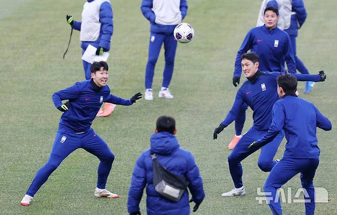 [고양=뉴시스] 김진아 기자 = 대한민국 축구대표팀 손흥민과 선수들이 19일 경기 고양종합운동장에서 3월 A매치 대비 훈련을 하고 있다.  한국은 오는 20일 고양종합운동장에서 오만과 2026 국제축구연맹(FIFA) 북중미 월드컵 아시아 지역 3차 예선 7차전을 치른 뒤, 25일 수원월드컵경기장에서 요르단과 8차전을 갖는다. 2025.03.19. bluesoda@newsis.com