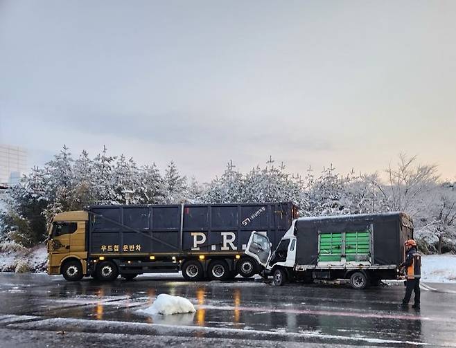 [강릉=뉴시스] 19일 오전 강원 강릉시 구정면 구정휴게소에서 화물차  추돌 사고가 발생한 현장 모습.(사진=강릉소방서 제공) prkshoto@newsis.com *재판매 및 DB 금지