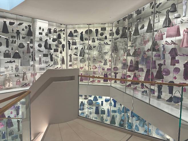 저자인 함혜리 컬처램프 발행인이 직접 찍은, 디오르 갤러리 내부. 나선형 계단을 따라 디오르의 역사를 보여주는 미니어처 작품들로 가득 채웠다. 파람북 제공