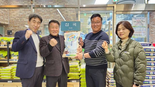 경기 북파주농협 이갑영 조합장(왼쪽 두번째)과 이주영 적성점 지점장(〃첫번째) , 박수형 고객(〃세번째), 이영순 하나로마트 적성점 점장(〃네번째)이 적성점 매장에서 지역 농산물 소비 촉진을 기원하며 파이팅을 외치고 있다.
