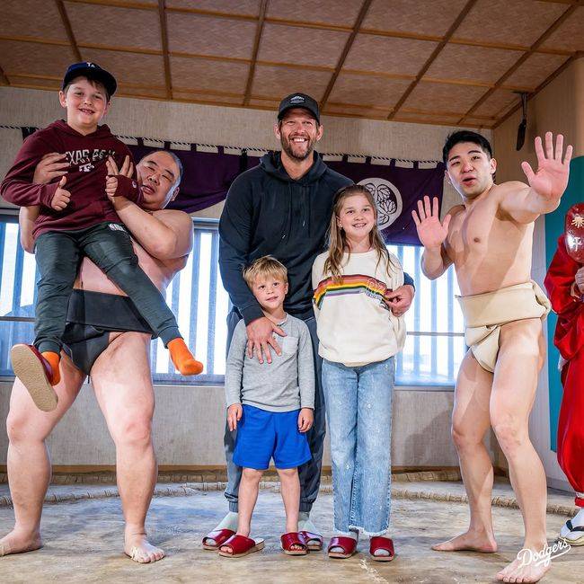 LA 다저스 클레이튼 커쇼와 자녀들이 스모 선수들과 기념 사진을 찍었다. /LA 다저스 SNS