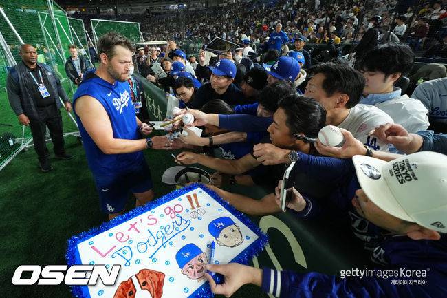 [사진] LA 다저스 클레이튼 커쇼가 도쿄돔 팬들에게 사인을 해주고 있다. ⓒGettyimages(무단전재 및 재배포 금지)