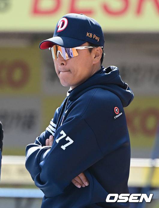 [OSEN=대구, 김성락 기자] 11일 오후 대구 삼성라이온즈파크에서  2025 신한 SOL뱅크 KBO 리그 시범경기 삼성 라이온즈와 두산 베어스의 경기가 열렸다.KBO리그 10개 구단은 오는 18일까지 시범경기 10경기를 소화한다. 2025시즌 개막전은 오는 22일 개최된다. 개막전 매치업은 LG-롯데(서울 잠실구장), KIA-NC(광주-기아챔피언스필드), SSG-두산(인천 SSG랜더스필드), KT-한화(수원 KT위즈파크), 삼성-키움(대구 삼성라이온즈파크)이다.경기 시작에 앞서 두산 이승엽 감독이 생각에 잠겨 있다. 2025.03.11 / ksl0919@osen.co.kr