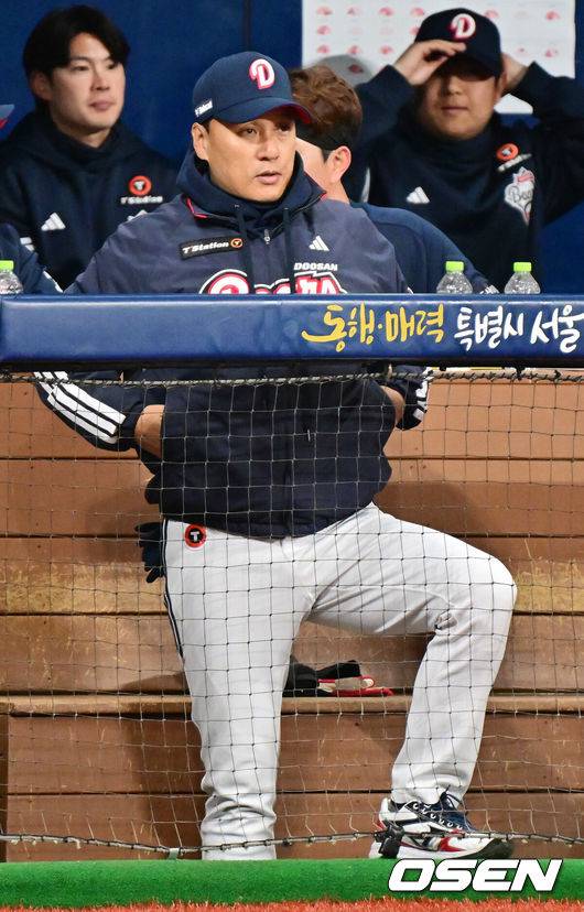 [OSEN=고척, 민경훈 기자] 15일 오후 서울 고척 스카이돔에서 2025 신한 SOL뱅크 KBO 리그 시범경기 키움 히어로즈와 두산 베어스의 경기가 열렸다.KBO리그 10개 구단은 오는 18일까지 시범경기 10경기를 소화한다. 2025시즌 개막전은 오는 22일 개최된다.9회초 두산 이승엽 감독이 덕아웃에서 경기를 주시하고 있다. 2025.03.15 / rumi@osen.co.kr