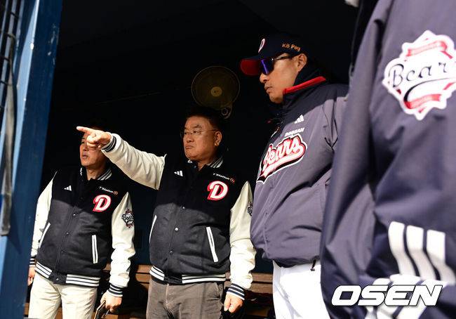 [OSEN=잠실, 지형준 기자] 13일 오후 서울 잠실야구장에서 2025 신한 SOL뱅크 KBO 리그 시범경기 두산 베어스와 KIA 타이거즈의 경기가 열렸다.KBO리그 10개 구단은 오는 18일까지 시범경기 10경기를 소화한다. 2025시즌 개막전은 오는 22일 개최된다.두산 김태룡 단장과 이승엽 감독이 경기에 앞서 훈련을 지켜보며 이야기를 나누고 있다. 2025.03.13 / jpnews@osen.co.kr