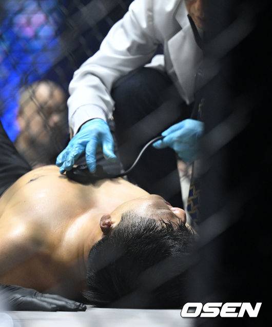 캔버스에 쓰러져 일어나지 못한 권아솔