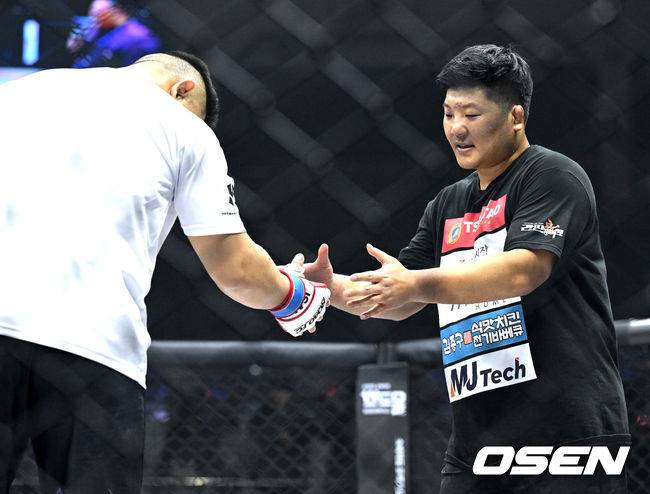 최선을 다한 권아솔에게 고개 숙인 상대 타이세이