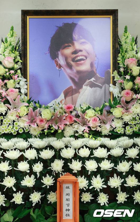 [OSEN=사진팀] 14일&nbsp;서울 강남구 서울삼성병원 장례식장에 故휘성의 빈소가 마련됐다.  故 휘성은 지난 10일 오후 서울 광진구에 위치한 한 아파트에서 심정지 상태로 발견됐다. 향년 43세.&nbsp;경찰은 외부 침입 흔적이나 타살 정황 등 범죄 혐의점은 발견되지 않았다고 보고 국과수에 부검을 의뢰했고, 국과수는 부검 결과 '사인 미상'이라는 1차 구두소견을 서울 광진경찰서에 전달한 것으로 알려졌다. 2025.03.14 /photo@osen.co.kr  <사진=사진공동취재단>