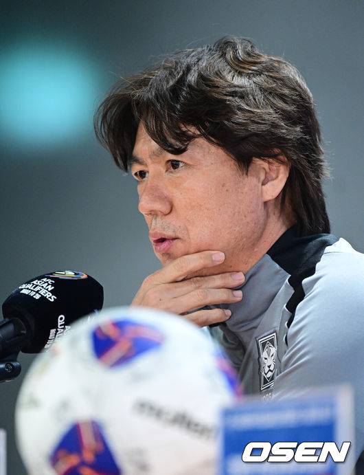 [OSEN=고양, 최규한 기자] 대한민국 남자축구대표팀이 오만과의 2026 국제축구연맹(FIFA) 북중미 월드컵 3차 예선을 하루 앞둔 19일 오후 경기도 고양종합운동장에서 공식 기자회견 및 훈련을 가졌다.한국은 현재 3차 예선에서 무패 행진을 이어가며 승점 14점(4승 2무)으로 B조 선두를 달리고 있다. 오는 20일 오후 8시 고양종합운동장에서 오만과 7차전을 치른 뒤, 25일 오후 8시에는 수원월드컵경기장에서 요르단과 8차전을 갖는다. 두 경기에서 승리를 거둘 경우, 남은 경기 결과와 관계없이 11회 연속 월드컵 본선 진출을 확정 짓게 된다.A대표팀 홍명보 감독이 취재진의 질문에 답하고 있다. 2025.03.19 / dreamer@osen.co.kr