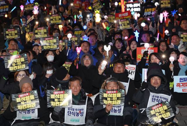 ▲더불어민주당과 조국혁신당, 진보당, 기본소득당, 사회민주당 등 5개 야당이 18일 오후 서울 종로구 동십자각 사거리에서 윤석열 대통령 탄핵 촉구 집회를 열자 참가자들이 구호를 외치고 있다. ⓒ연합뉴스