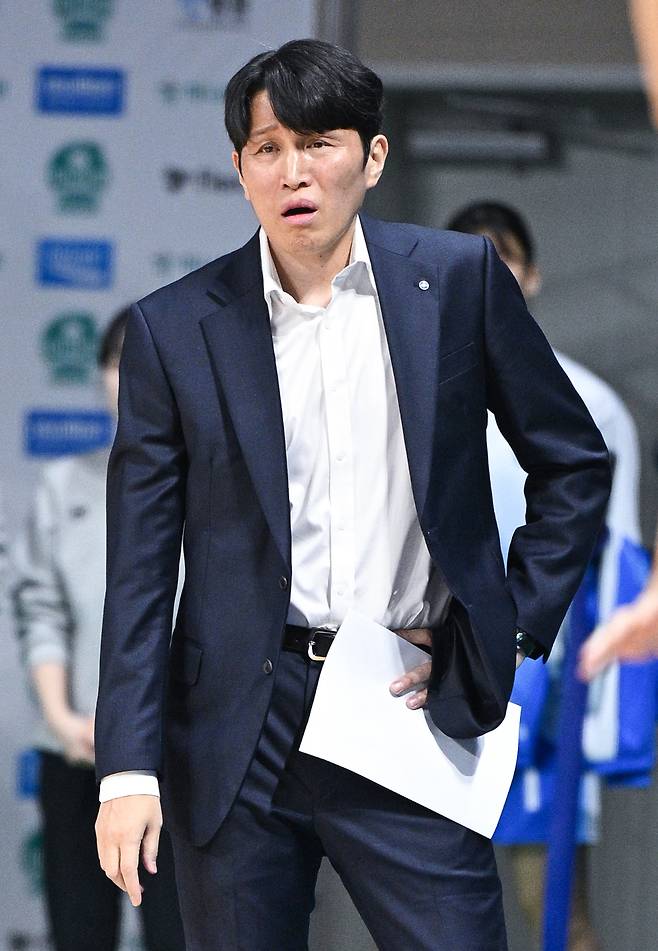 18일 충남 아산이순신체육관에서 열린 열린 하나은행 2024-2025 여자프로농구 챔피언결정전 2차전 아산 우리은행과 부산 BNK의 경기. 아산 위성우 감독이 경기를 지켜보고 있다. 연합뉴스