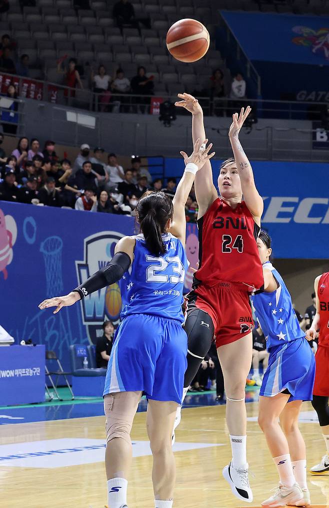 18일 충남 아산 이순신체육관에서 열린 '하나은행 2024-2025 여자프로농구' 플레이오프 챔피언결정전 2차전 아산 우리은행과 부산 BNK의 경기에서 BNK 김소니아가 미들슛을 하고 있다. 뉴스1