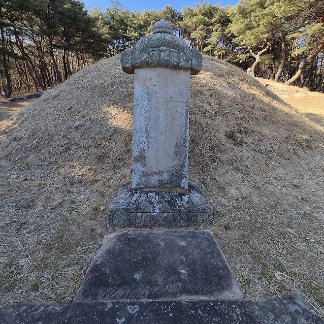 회재 이언적 선생 묘비.