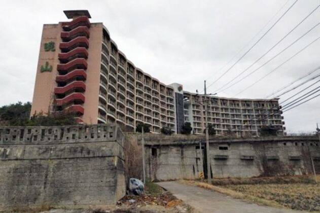 업체 부도 이후 20년간 방치된 전북 남원 효산콘도 모습. 남원시 제공