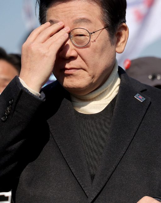 더불어민주당 이재명 대표가 19일 방탄복을 착용한 채 윤석열 대통령 파면 촉구 국회의원 도보행진을 하고 있다. 연합뉴스