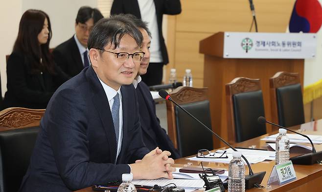 권기섭 경제사회노동위원회 위원장이 지난 2월 7일 서울 종로구 경제사회노동위원회에서 열린 경제사회노동위원회-소상공인연합회 간담회에서 인사말을 하고 있다. 연합뉴스