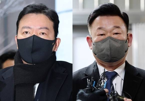 국수본 들어서는 경호처 강경파 2인방 김성훈·이광우 - 윤석열 대통령 체포영장 집행 방해 관련 특수공무집행방해 혐의로 체포된 김성훈 대통령경호처 차장(왼쪽)과 같은 혐의를 받는 이광우 경호본부장이 18일 오전 서울 서대문구 국가수사본부로 조사를 받기위해 들어서고 있다. 뉴스1