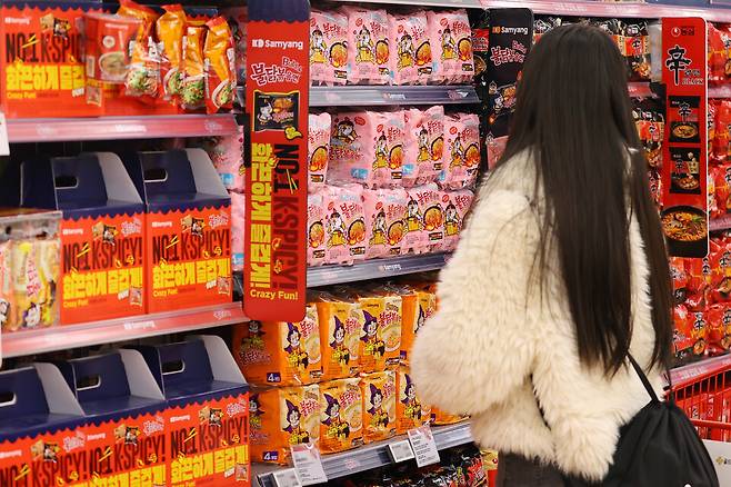 삼양식품 주가가 19일 장중 52주 신고가를 기록했다. 사진은 서울의 한 대형마트에서 외국인 관광객들이 불닭볶음면 제품들을 살펴보고 있는 모습 ⓒ연합뉴스