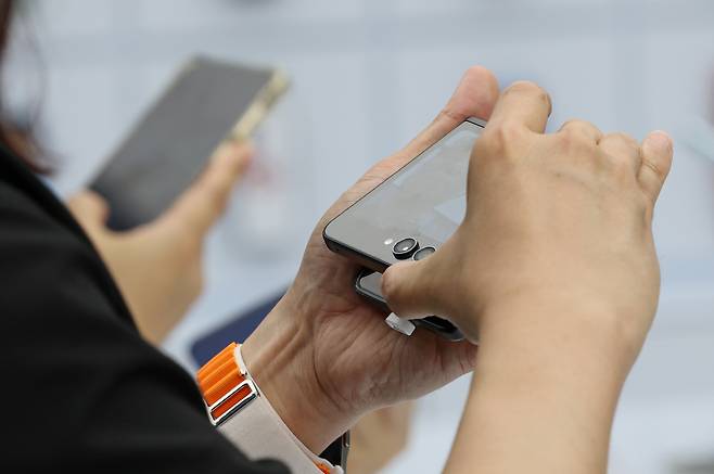 한국알뜰통신사업자협회는 1만원대에 데이터 20GB를 제공하는 알뜰폰 5G 요금제가 올 상반기 내 20개 이상 출시될 것이라고 18일 밝혔다. 사진은 한 시민이 스마트폰을 이용하는 모습 ⓒ연합뉴스