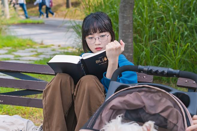 유플러스TV 드라마 ‘선의의 경쟁’에서 최경 역을 연기한 배우 오우리 출연장면. 사진 STUDIO X+U