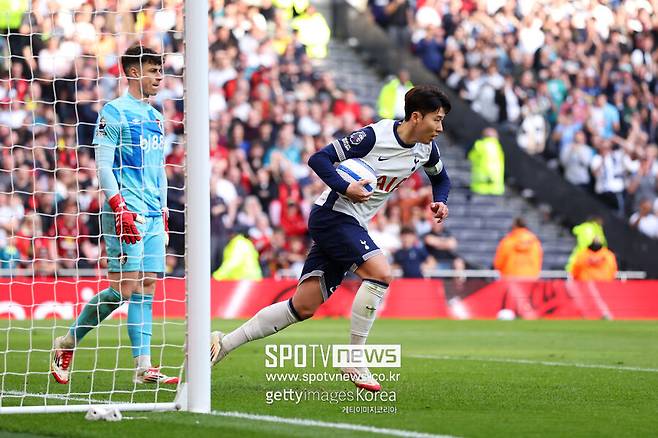 ▲ 선정에 기준이 된 2010-11 시즌 레넌은 리그 34경기 3골 2도움이 전부였다. 공식 대회를 모두 더해도 47경기 3골 7도움이 전부다. 객관적으로 봐도 이해하기 어려운 선정으로 볼 수 있다.