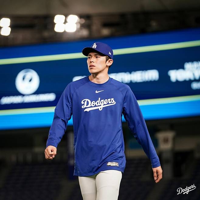 ▲ 사사키 로키가 LA 다저스 소속으로 도쿄돔 그라운드를 밟았다. 다저스 선수들은 13일 오후 3시 일본에 도착했고, 14일 공식 훈련에 앞서 13일 저녁 시간에 적응 훈련을 시작했다. ⓒ 다저스 트위터