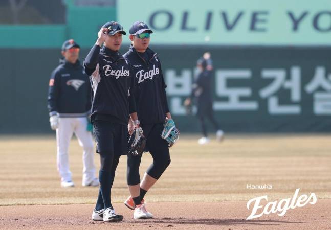 심우준(왼쪽)과 하주석이 유격수 훈련에 나서고 있다. /사진=한화 이글스 제공