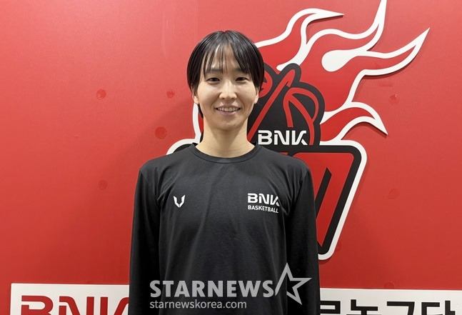 BNK 이이지마 사키가 스타뉴스와 인터뷰 후 포즈를 취하고 있다. /사진=양정웅 기자
