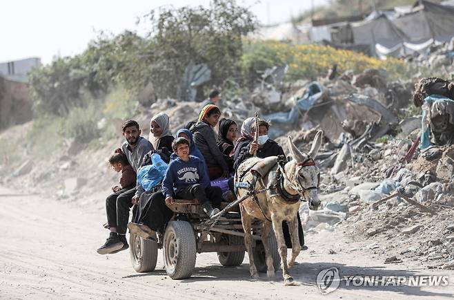 다시 피란길 오른 가자지구 주민 (베이트라히야 로이터=연합뉴스) 가자지구의 팔레스타인 주민들이 18일(현지시간) 새벽 이뤄진 이스라엘군의 공습 후 피란길에 올랐다. 2025.3.18 photo@yna.co.kr