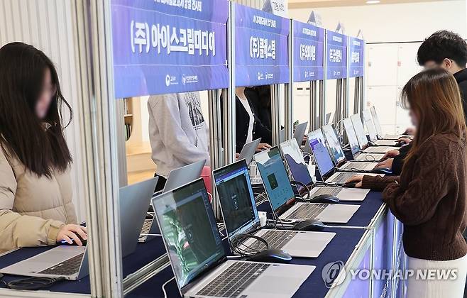 올해 3월 도입 예정인 AI 디지털교과서 상설전시회 (부산=연합뉴스) 강선배 기자 = 21일 오전 부산 북구 SW·AI 교육거점센터에서 열린 'AI 디지털교과서 상설전시회'에서 교원, 학생 등이 AI 디지털교과서를 살펴보고 있다. 2025.2.21 sbkang@yna.co.kr