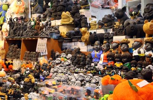 돌하르방 기념품 (제주=연합뉴스) 백나용 기자 = 제주시 동문재래시장 내 관광기념품점에 돌하르방 기념품이 진열돼 있다. 2025.3.19 dragon.me@yna.co.kr