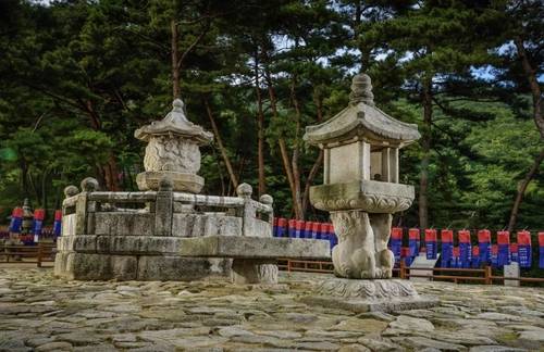 보물 '양주 회암사지 무학대사탑'과 '양주 회암사지 무학대사탑 앞 쌍사자 석등' [국가유산청 제공. 재판매 및 DB 금지]
